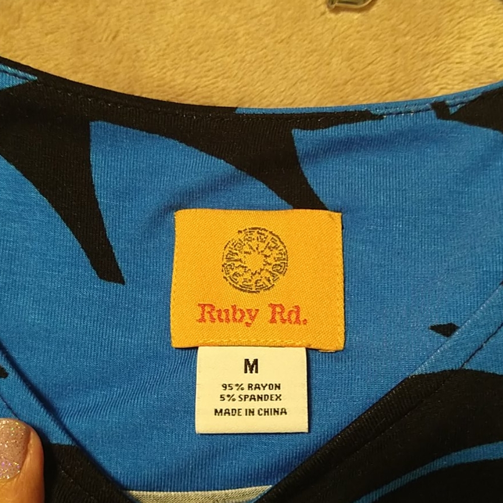 Nwt Ruby Rd. Cold shoulder top - Picture 3 of 4